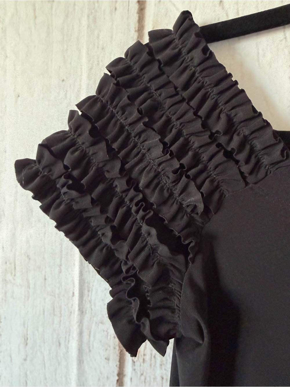 Frank Lyman Design Black Ruffle Sleeve Buckle Waist Top Size 6 - Picture 4 of 5